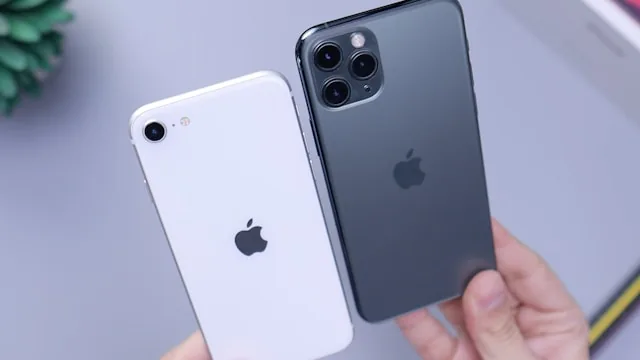 Dve rôzne verzie iPhonu v ruke – biely iPhone a tmavý iPhone